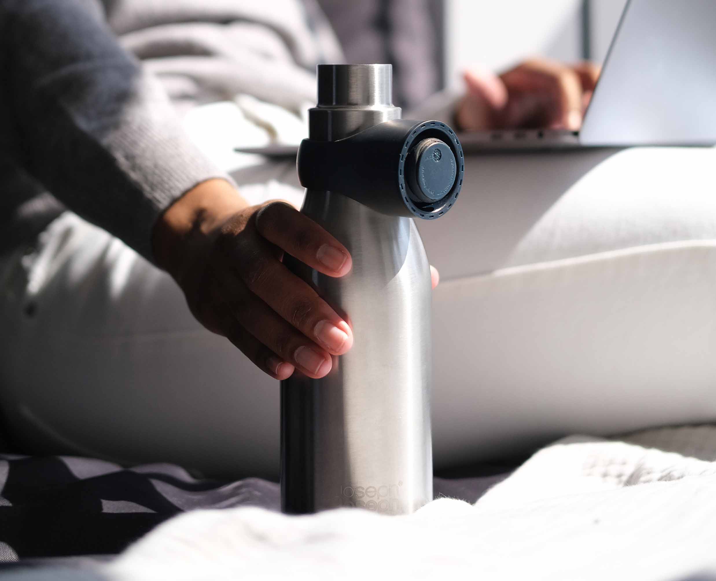 Loop™ 500ml Stainless-steel Vacuum Insulated Water Bottle - Image 3