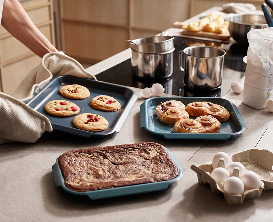 Nest™ Bake Non-Stick 3-piece Blue Baking Tray Set - Image 2